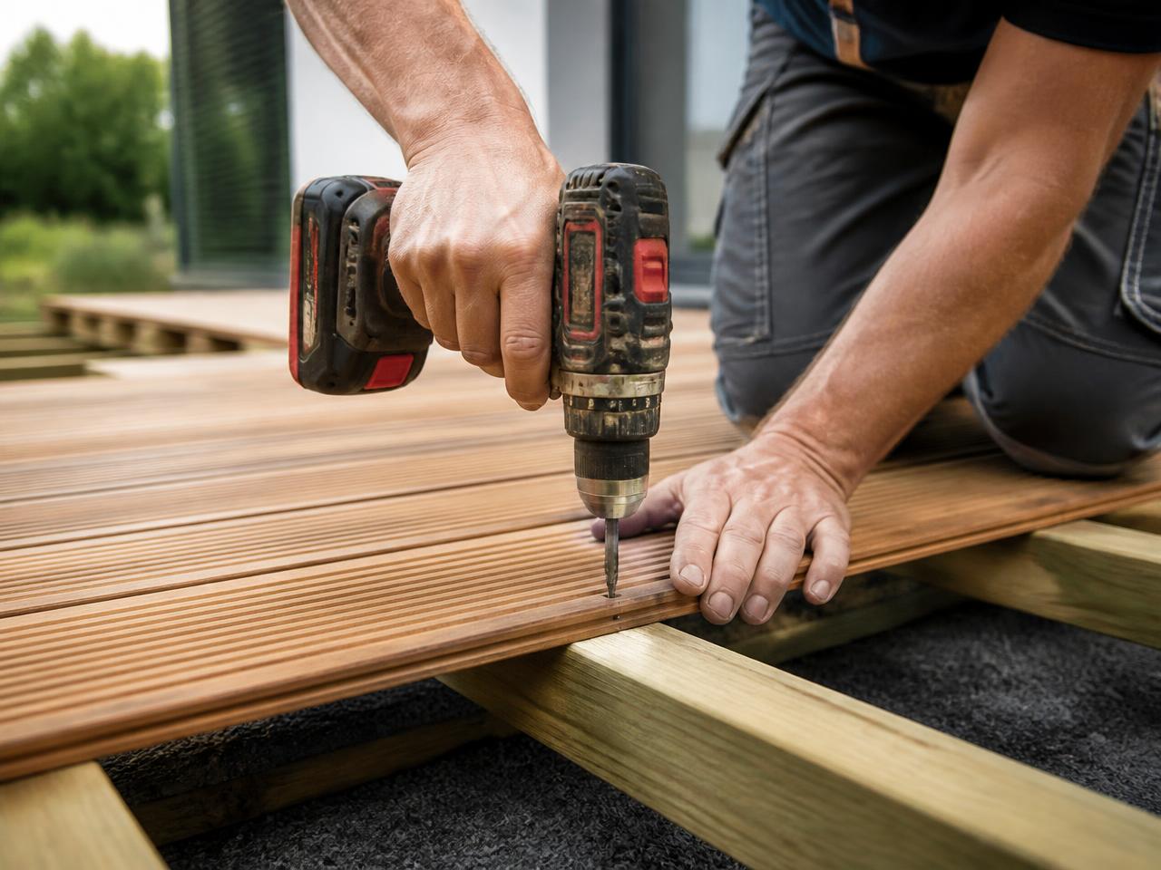 Pose de lames de terrasse en bois sur lambourdes